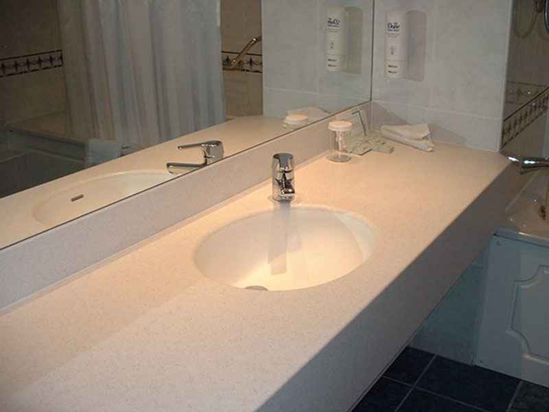 Каменная столешница с раковиной в ванную комнату: фото