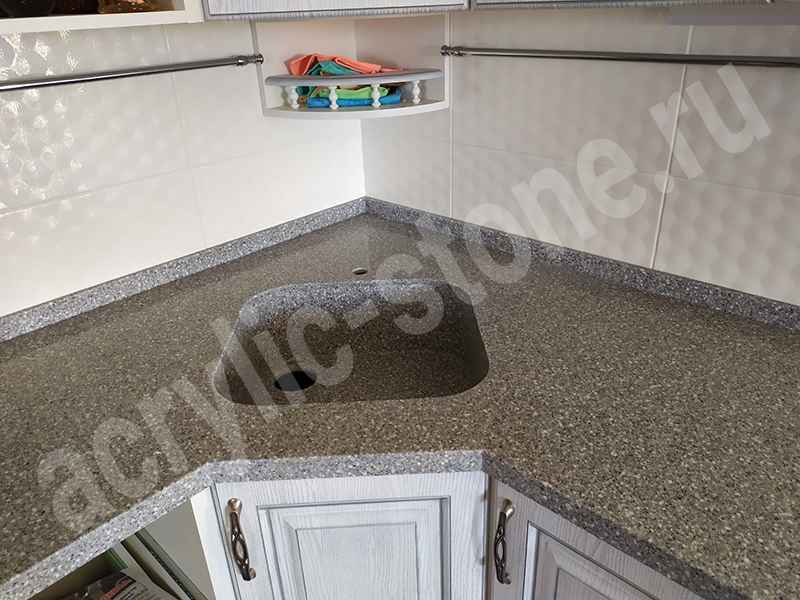 Кухонная столешница из искусственного камня с подоконником: фото