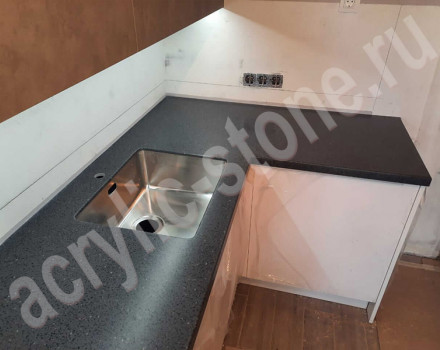 Кухонная столешница черная угловая с вкраплением: фото