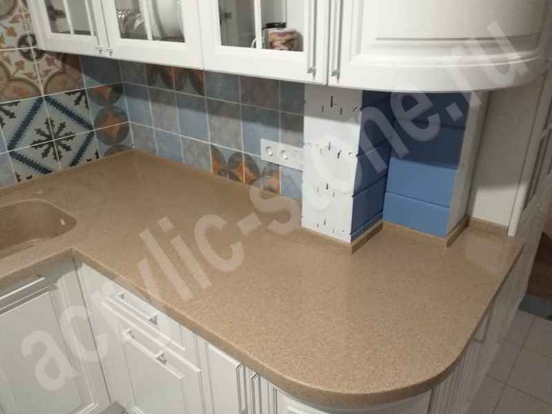 Угловая столешница для кухни из искусственного камня с интегрированной мойкой SAMSUNG STARON и подоконником: фото