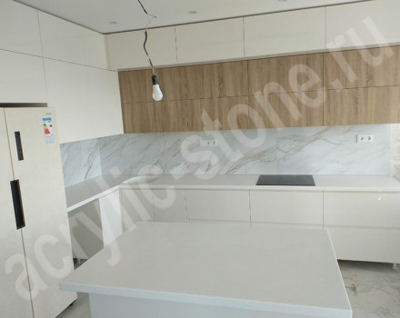 Кухонная столешница белая из искусственного камня с литой мойкой Grandex: фото