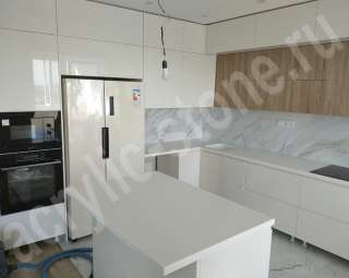 Фото Кухонная столешница белая из искусственного камня с литой мойкой Grandex