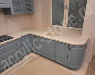 Фото П-образная столешница для кухни из искусственного камня LG HI-MACS с круглой литой мойкой и подоконником
