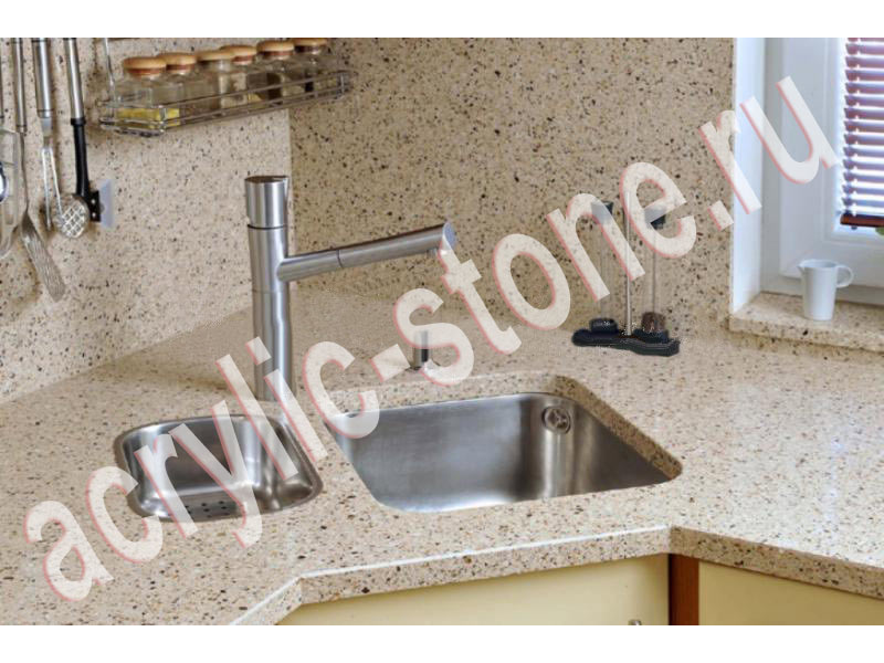 Кухонная столешница из камня LG HI-MACS со стеновой панелью и мойкой из нержавейки: фото