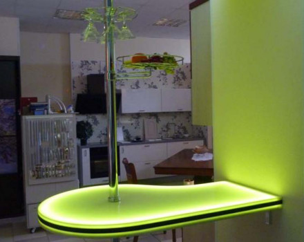 Барная стойка для кухни из искусственного камня с подсветкой: фото